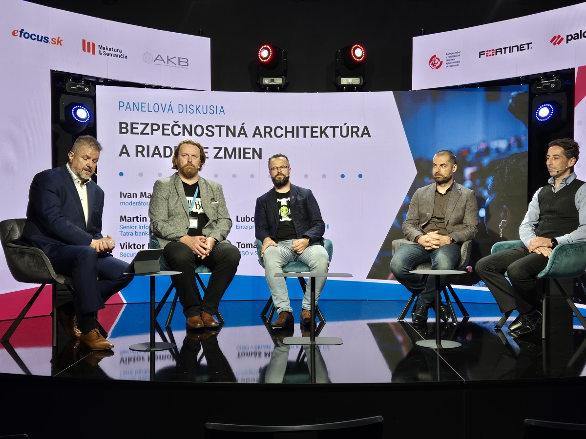 Panelová diskusia o bezpečnostnej architektúre na pódiu konferencie